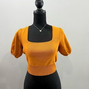New York and Comsony- Eva Méndes mustard crop top Business casual